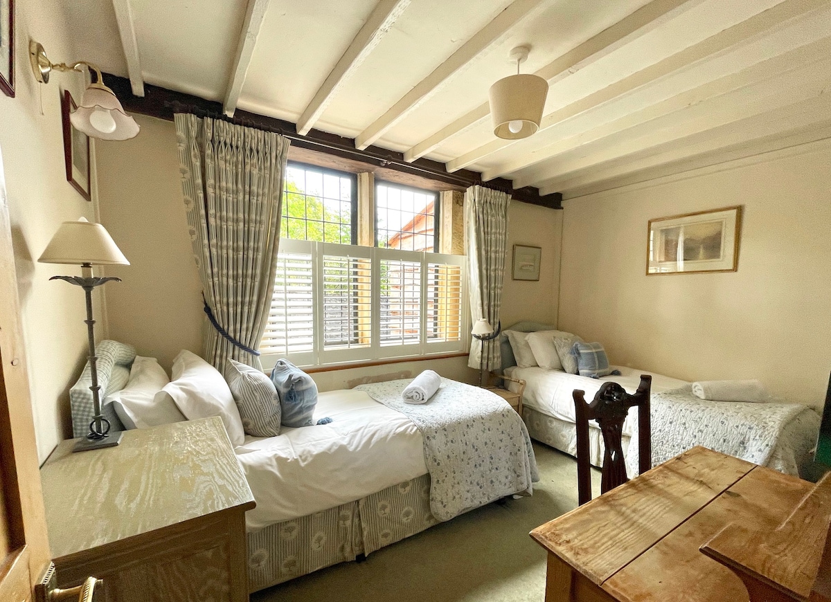 Prizemlje 
Bračni kreveti (1,8x2)
Vlastita tuš-kabina/ umivaonik /WC
Prostor za vješanje odjeće 
Perilica za rublje 
Stol za presvlačenje 
Škrinje s ladicama 
