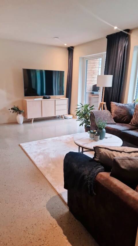 Newer single-family home near the sea and the city.