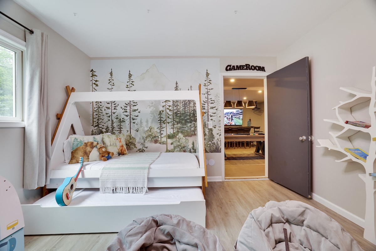 Este versátil estudio cuenta con una cama doble con una cama nido, ideal para niños. También funciona como una sala de juegos, con una televisión, Nintendo Switch, mesa de tiza, sillas de puf, juguetes, libros, caravana de simulación. Crear un espacio divertido y acogedor para los niños. 