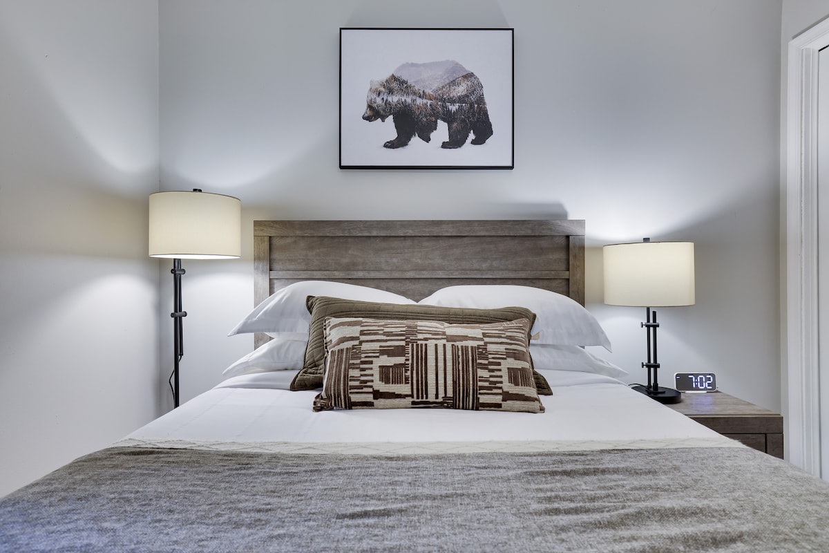 Recarga energías en este dormitorio luminoso y acogedor con una cama de tamaño completo y un escritorio. Perfecto para trabajar, estudiar o planificar tus aventuras. Los detalles cuidados y un ambiente tranquilo y acogedor hacen de este el espacio ideal para relajarse y sentirse como en casa durante su estancia.