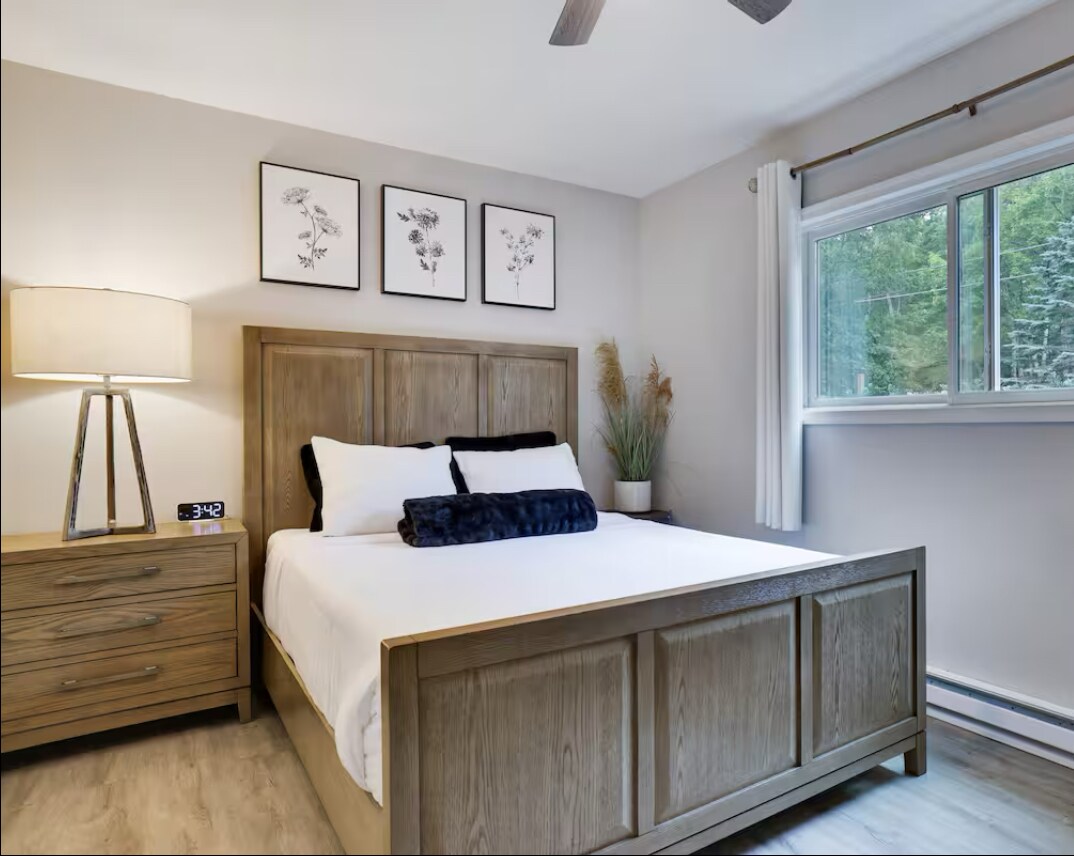 Retírate a este sereno dormitorio con cama tamaño queen, muebles de madera maciza, sábanas frescas y una decoración neutra y relajante. Las grandes ventanas llenan el espacio de luz natural y ofrecen una vista agradable de la vegetación, mientras que las cortinas opacas garantizan un sueño reparador. 