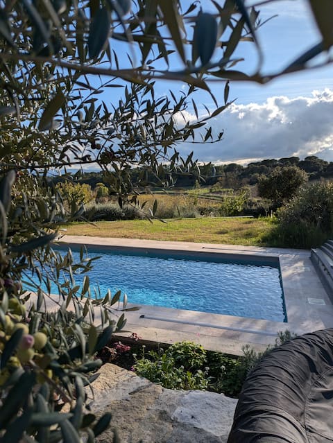 Cottage with heated pool, May to October, Jacuzzi, fireplace