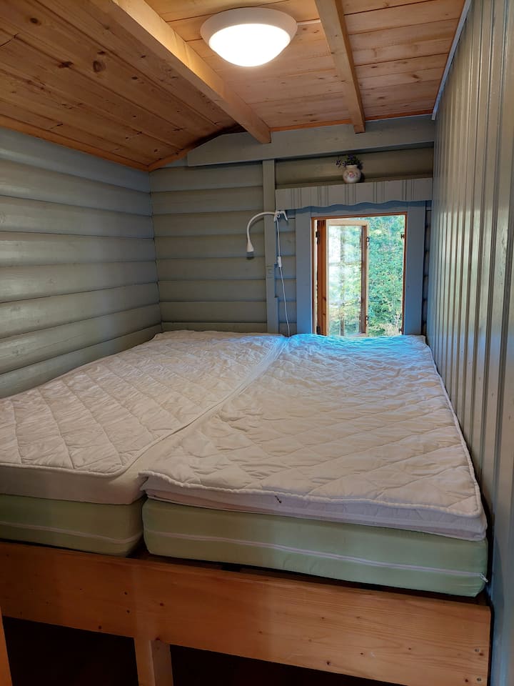 Dhomë e re gjumi maj -25 maj dhe krevat dopio me dy dyshekë tek.
Krevat 160x200