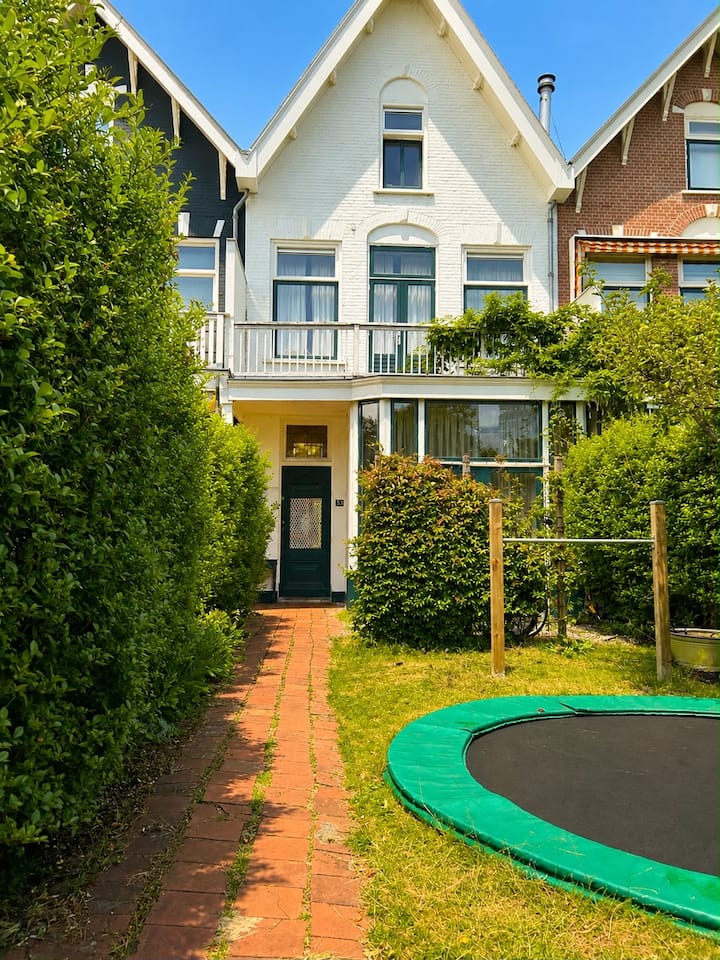 Luxe family home close to The Hague (free parking)