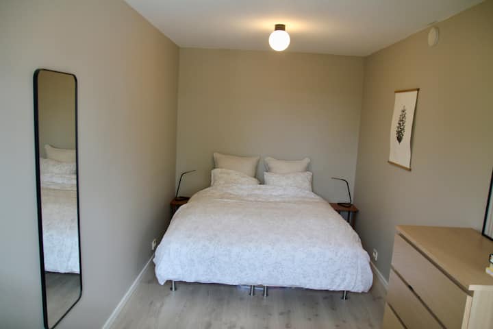 Просторна спалня с двойно легло с ширина 160 см