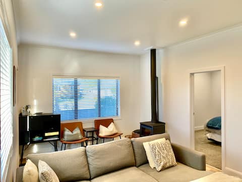 Trendy Cosy Home Near Town Centre-Newly Renovated