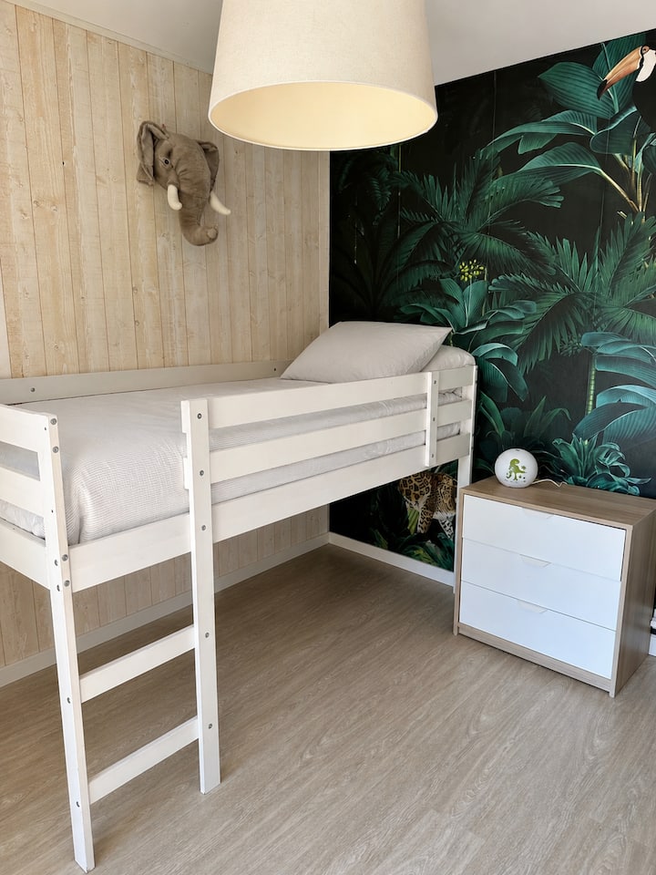 Lit superposé, plutôt adapté à un enfant.