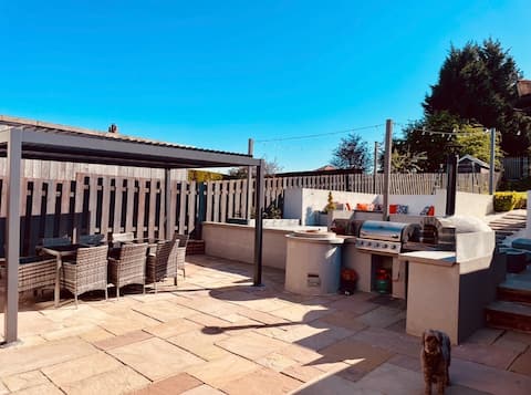 Large detached home for families & group stays