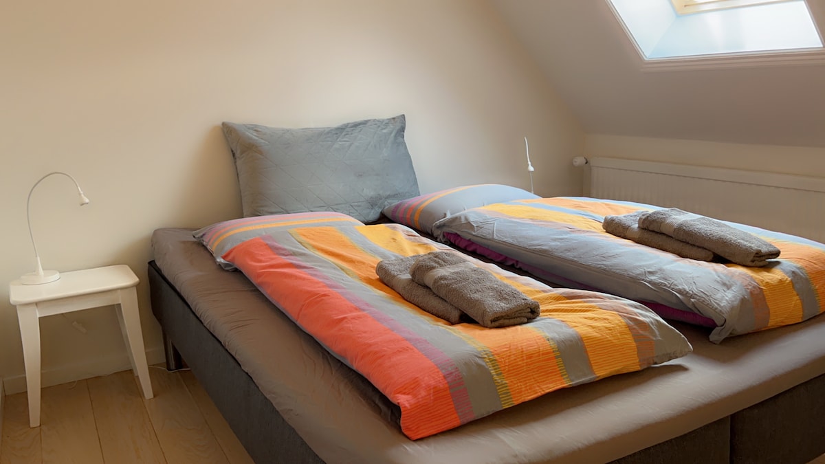 Chumba cha kulala kilicho na kitanda cha watu wawili