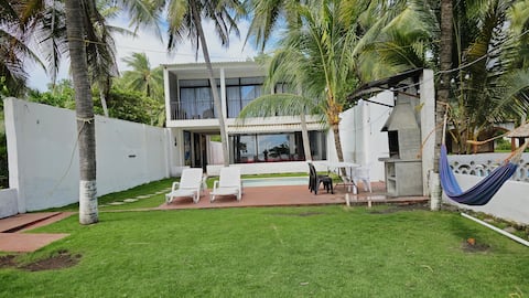 Mar A Villa Beachfront, 6BR, A/C, Priv. Pool & BBQ