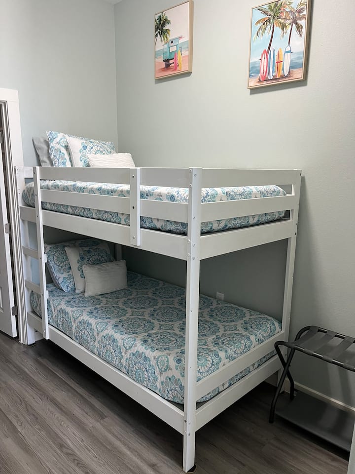 Vitanda viwili juu ya vitanda viwili nje ya jikoni.