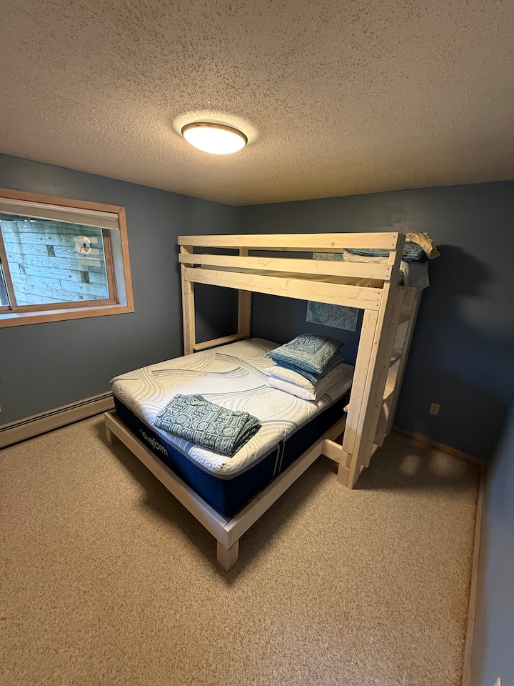 Queensize-säng längst ner med en enkelsäng ovanpå