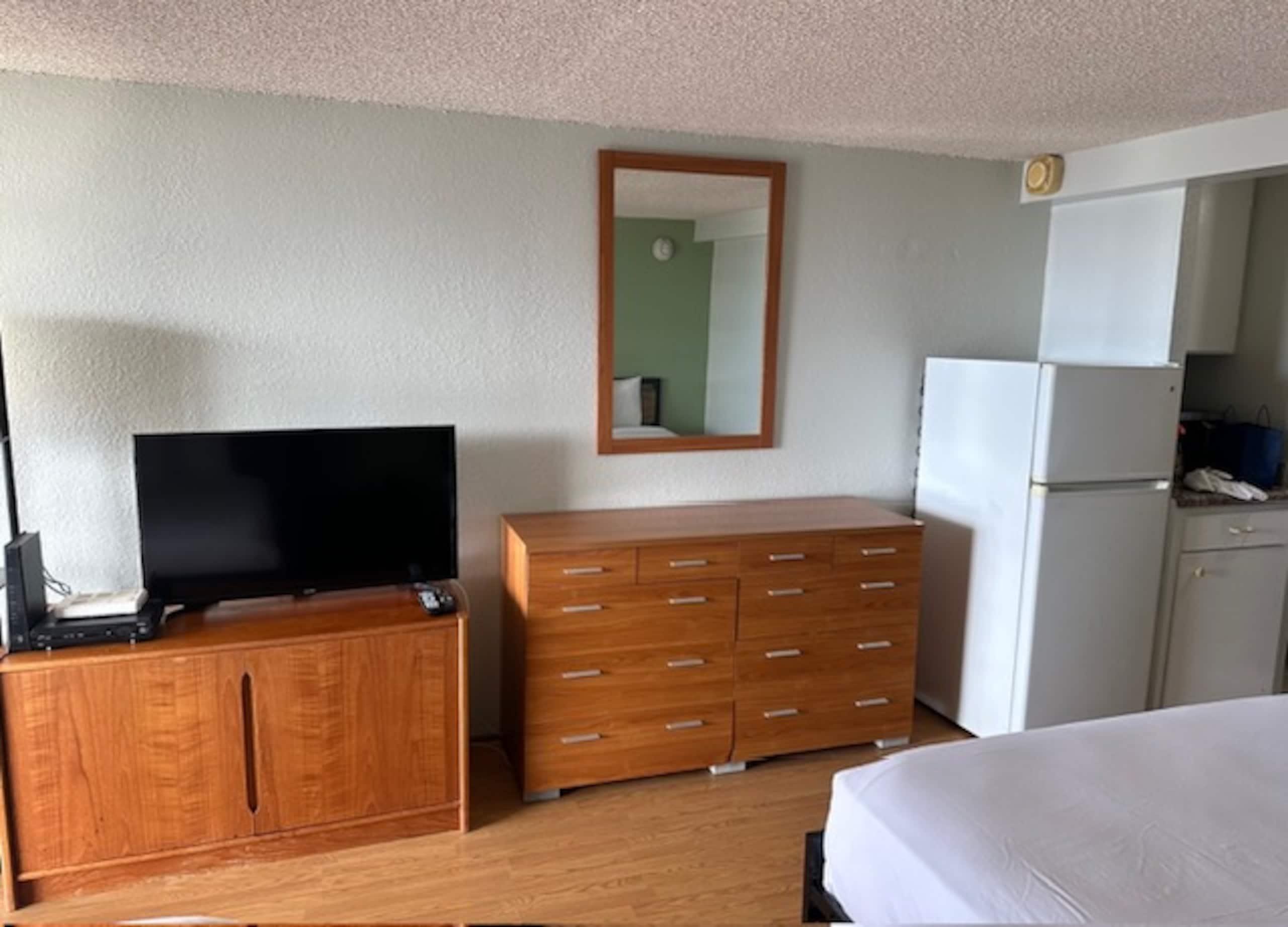 Stay Near Everything in Waikiki - 2 Studios - Image 2