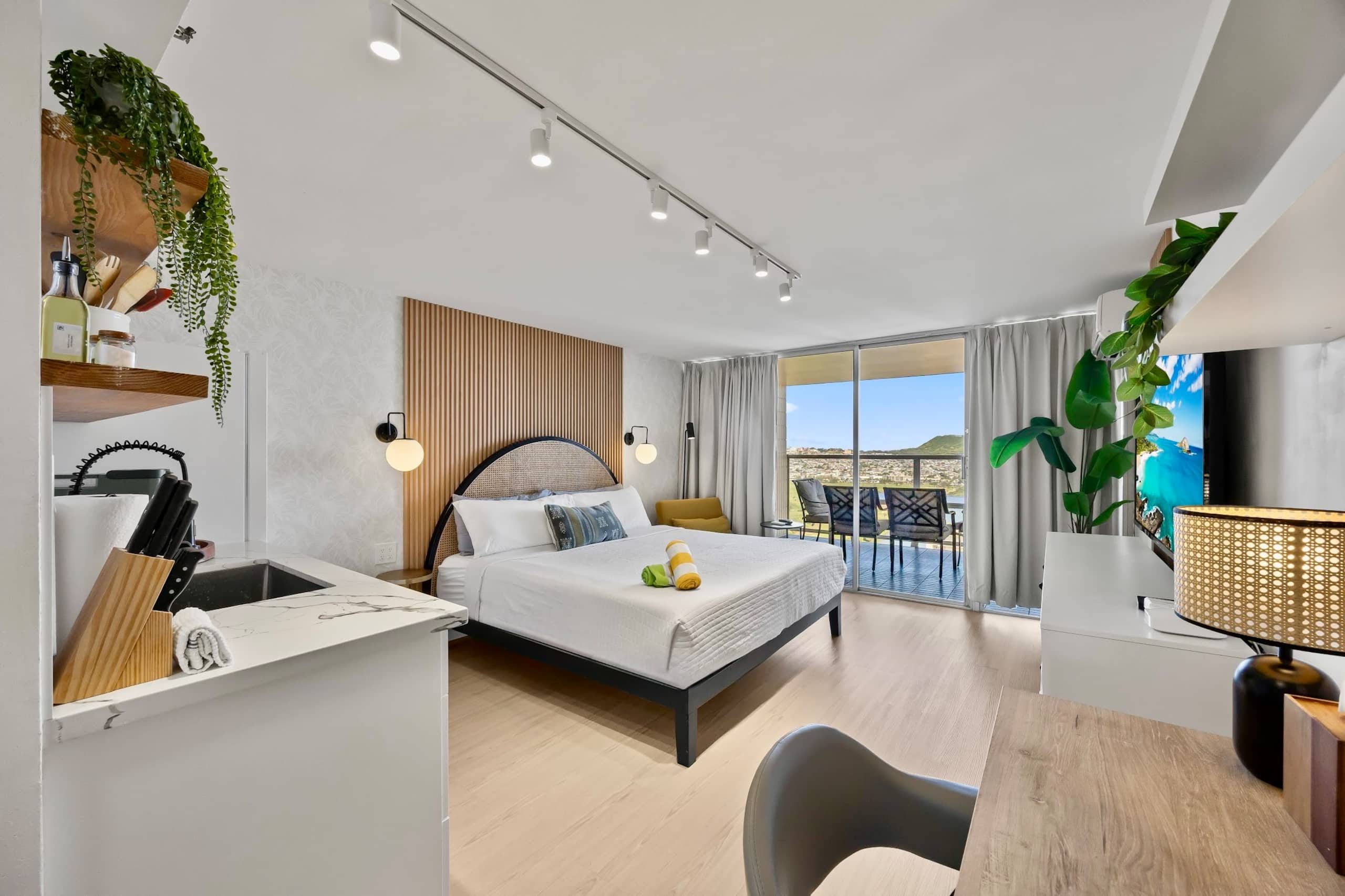 33F-High Floor Studio w/Diamond Head & Ocean Views - Image 5