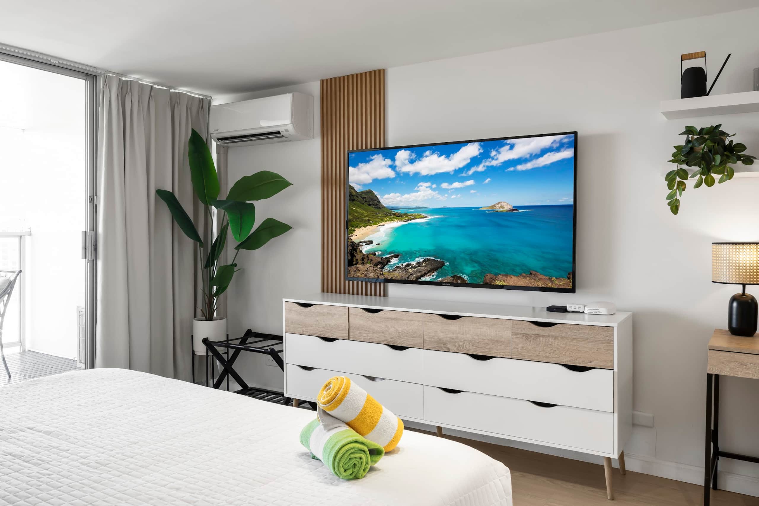 33F-High Floor Studio w/Diamond Head & Ocean Views - Image 2