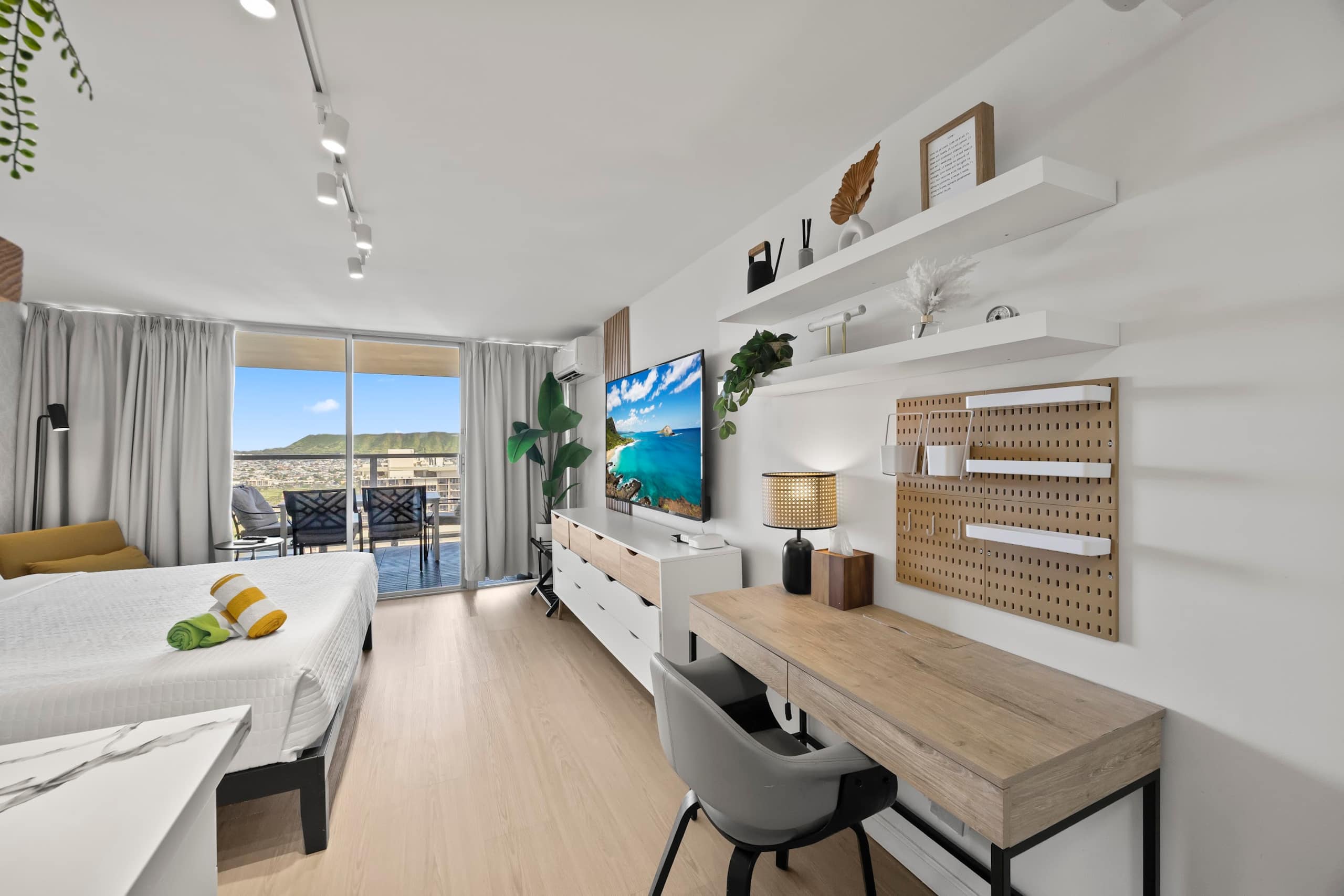 33F-High Floor Studio w/Diamond Head & Ocean Views - Image 7