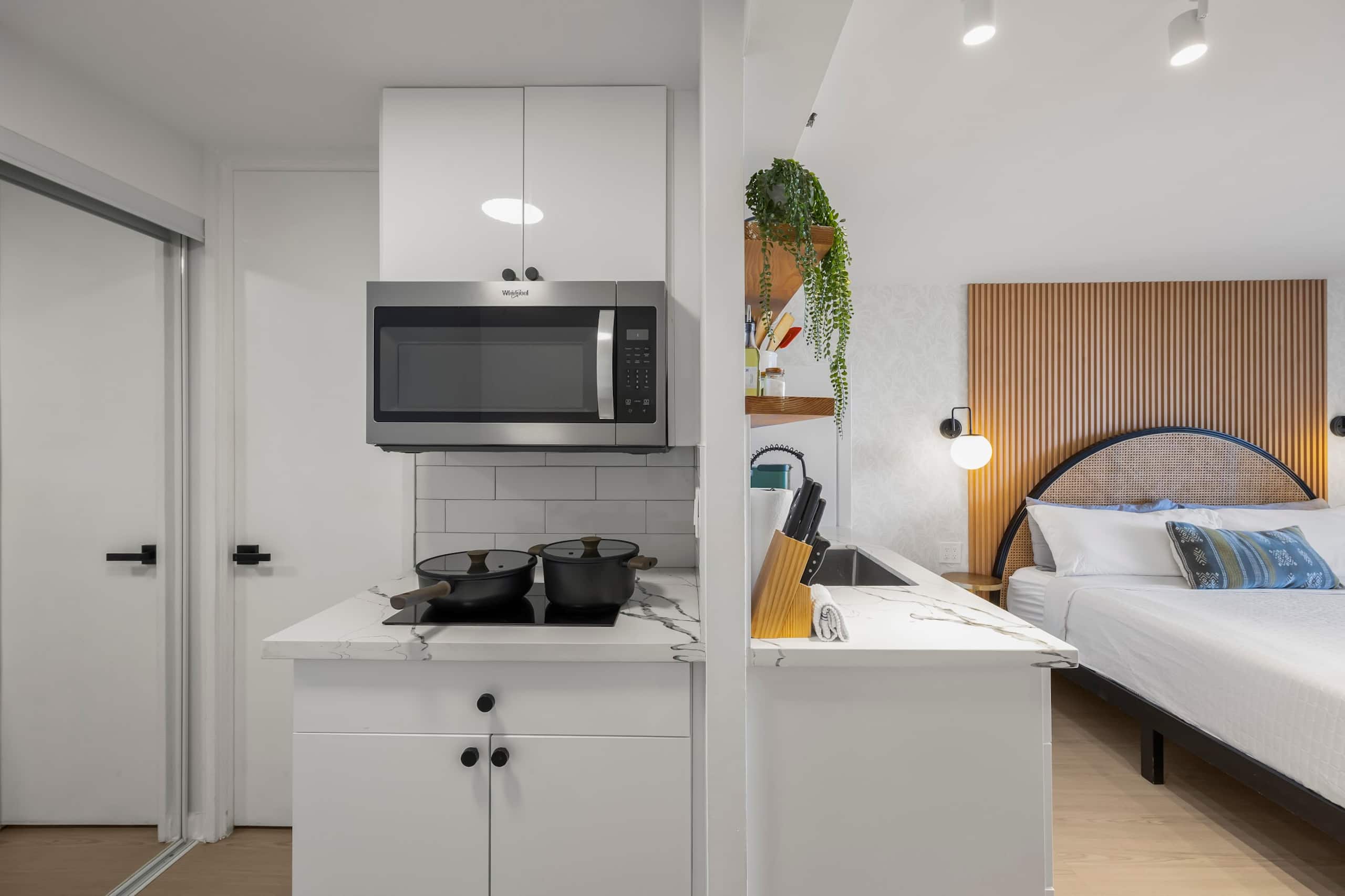 33F-High Floor Studio w/Diamond Head & Ocean Views - Image 22