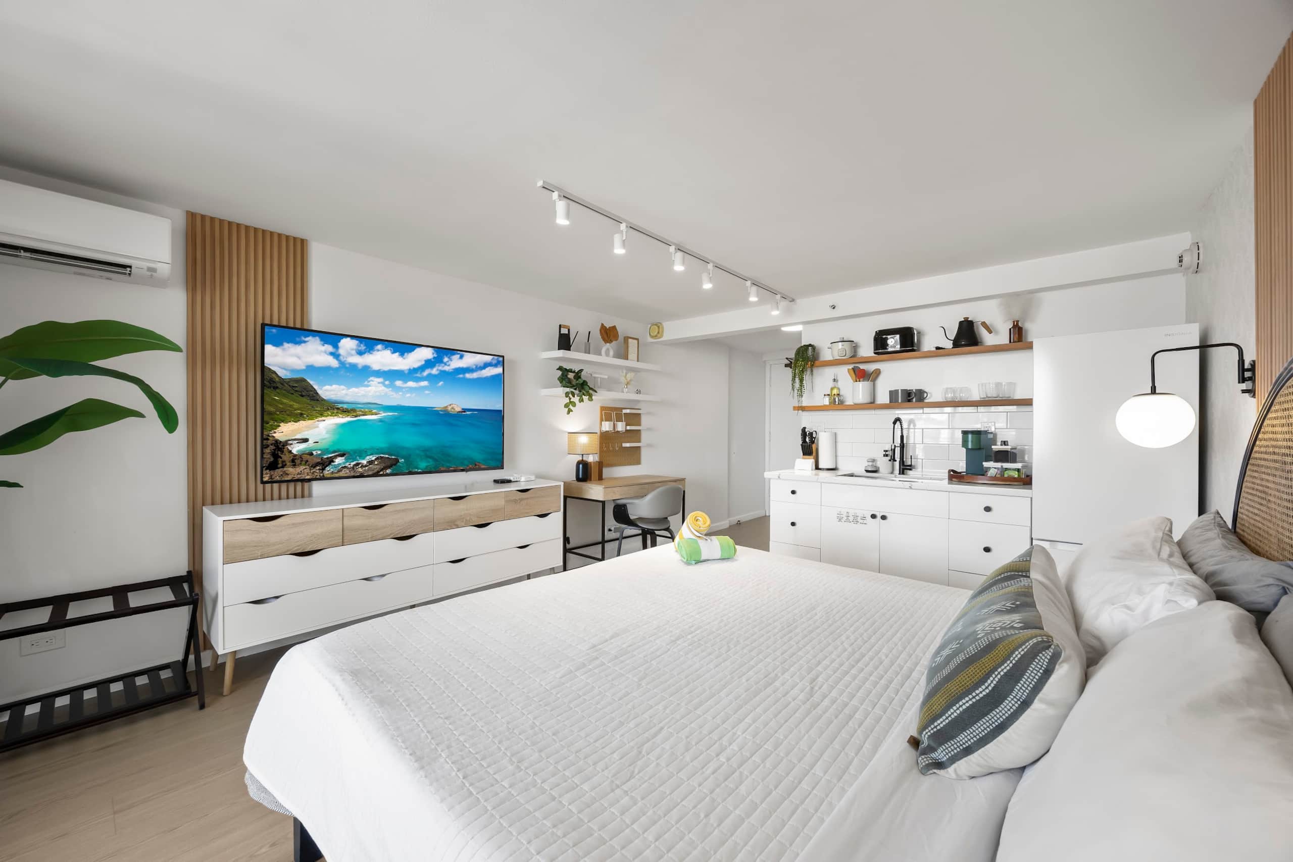 33F-High Floor Studio w/Diamond Head & Ocean Views - Image 13