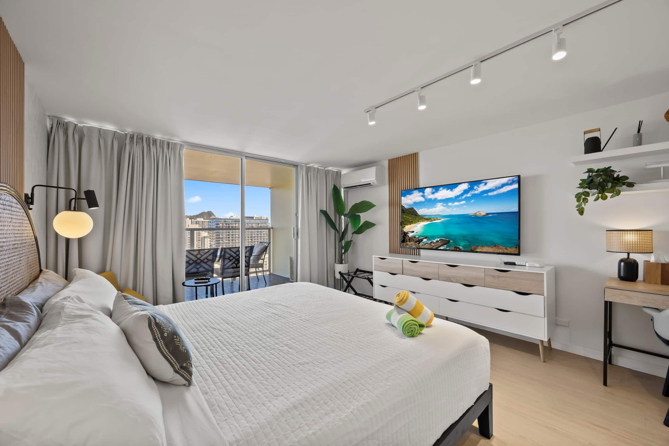 33F-High Floor Studio w/Diamond Head & Ocean Views - Image 8