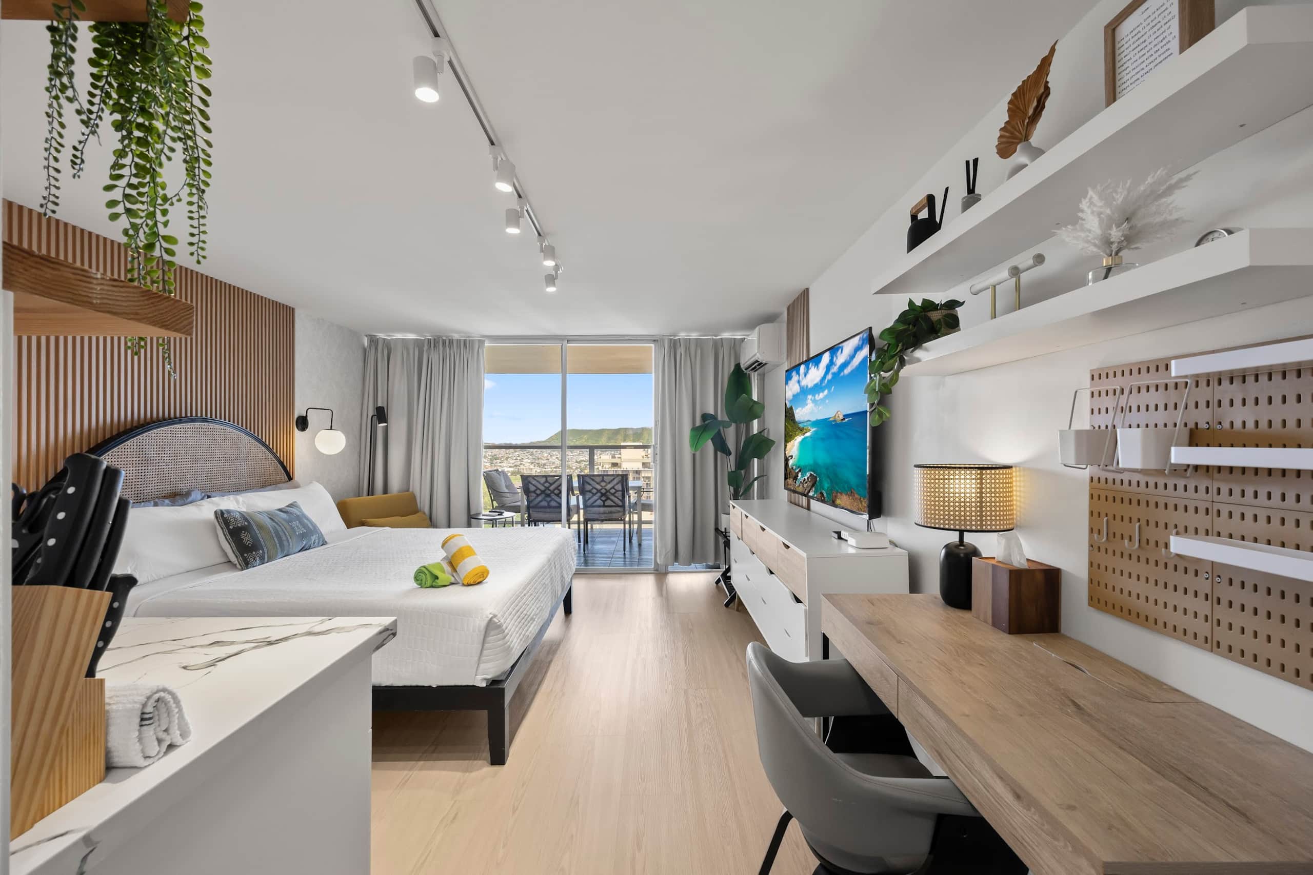 33F-High Floor Studio w/Diamond Head & Ocean Views - Image 1