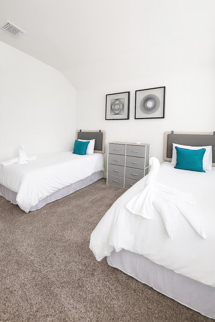 Cette chambre ensoleillée est parfaite pour les amis ou la famille avec deux lits jumeaux XL (matelas en mousse à mémoire de forme). Personnalisez votre confort avec une télécommande de ventilateur de plafond et une lumière à intensité variable. En plus, des prises électriques faciles d'accès pour tous vos appareils.