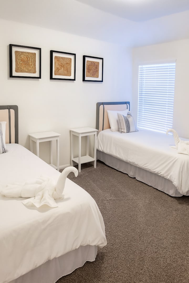 Cette chambre est parfaite pour les amis ou la famille avec deux lits jumeaux XL avec matelas en mousse à mémoire de forme. Personnalisez votre confort avec une télécommande de ventilateur de plafond et une lumière à intensité variable. Vos appareils resteront chargés grâce aux prises de chevet intégrées.