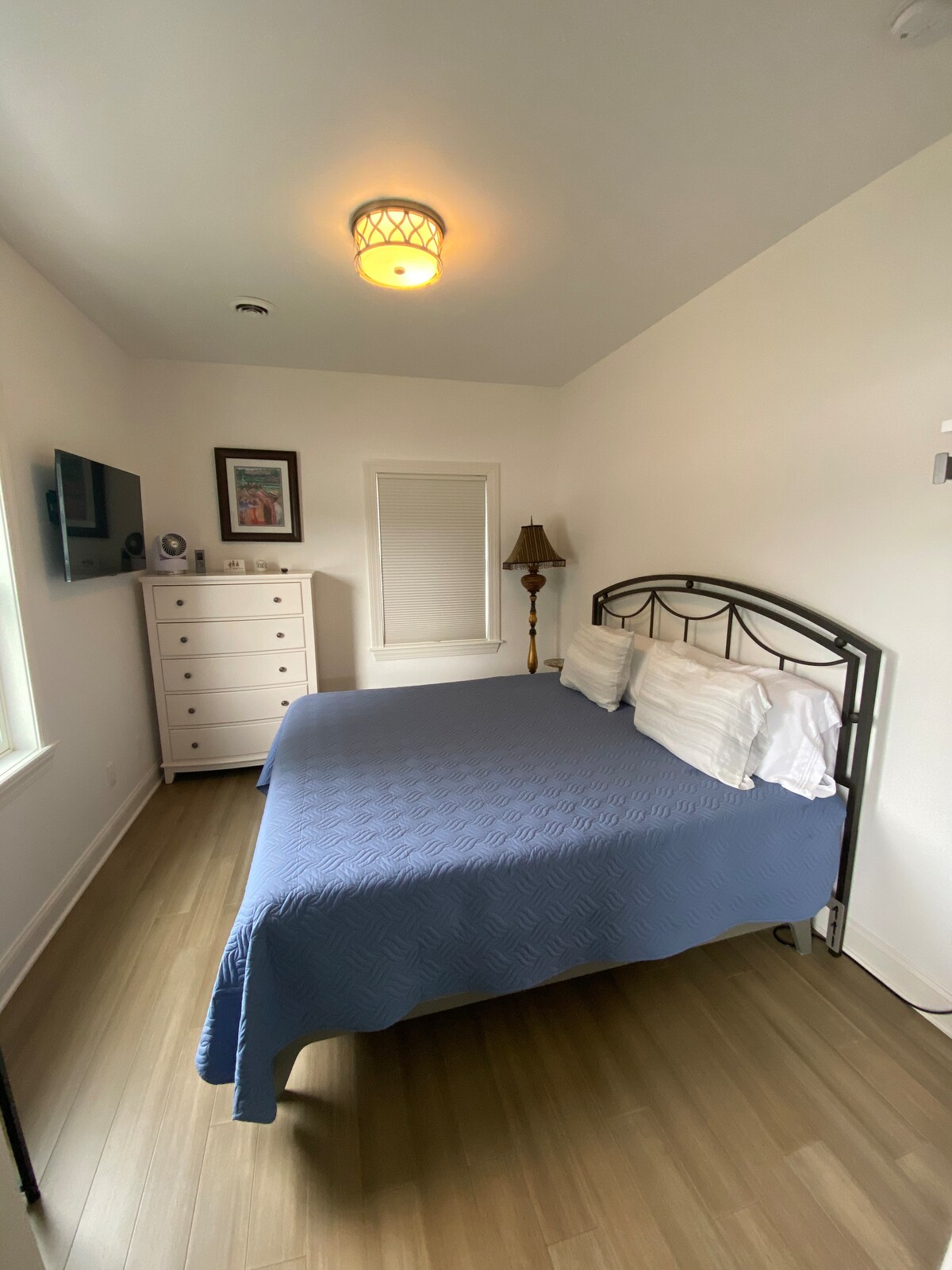 Chumba cha kulala cha ghorofa ya kwanza kilicho na kitanda na televisheni ya ukubwa wa kifalme