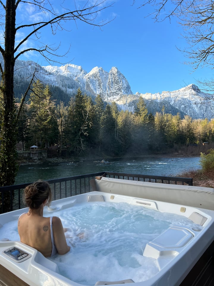 Riverfront retreat, hot tub, epic Mt Index views Cabins for Rent in