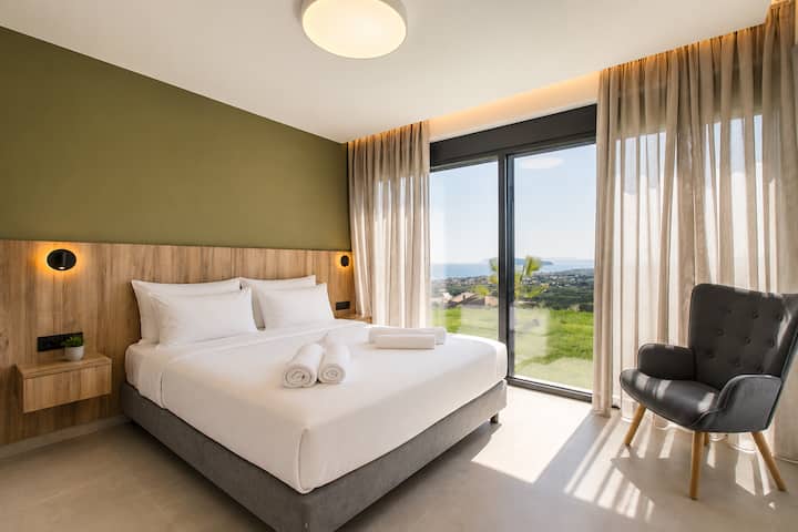Ground Level - Bedroom 1 - Queen-size bed with direct access to the outdoor terrace