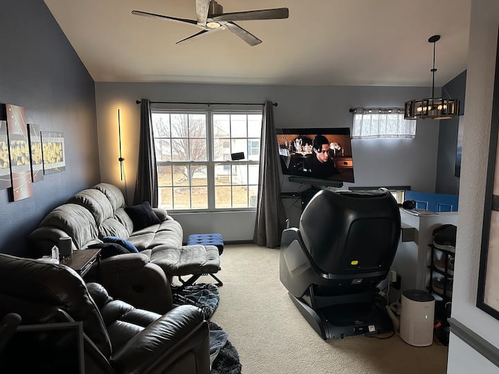 4d Massage Chair, Pricey Pillows, & A Home Gym - Gretna, NE