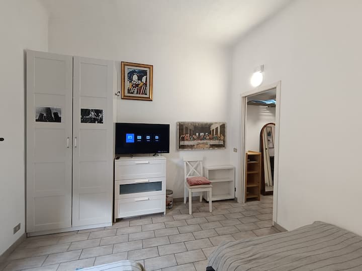 camera da letto con due larghi letti e armadio