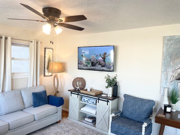 Hapësira e përkryer për t 'u çlodhur me pamje nga uji.