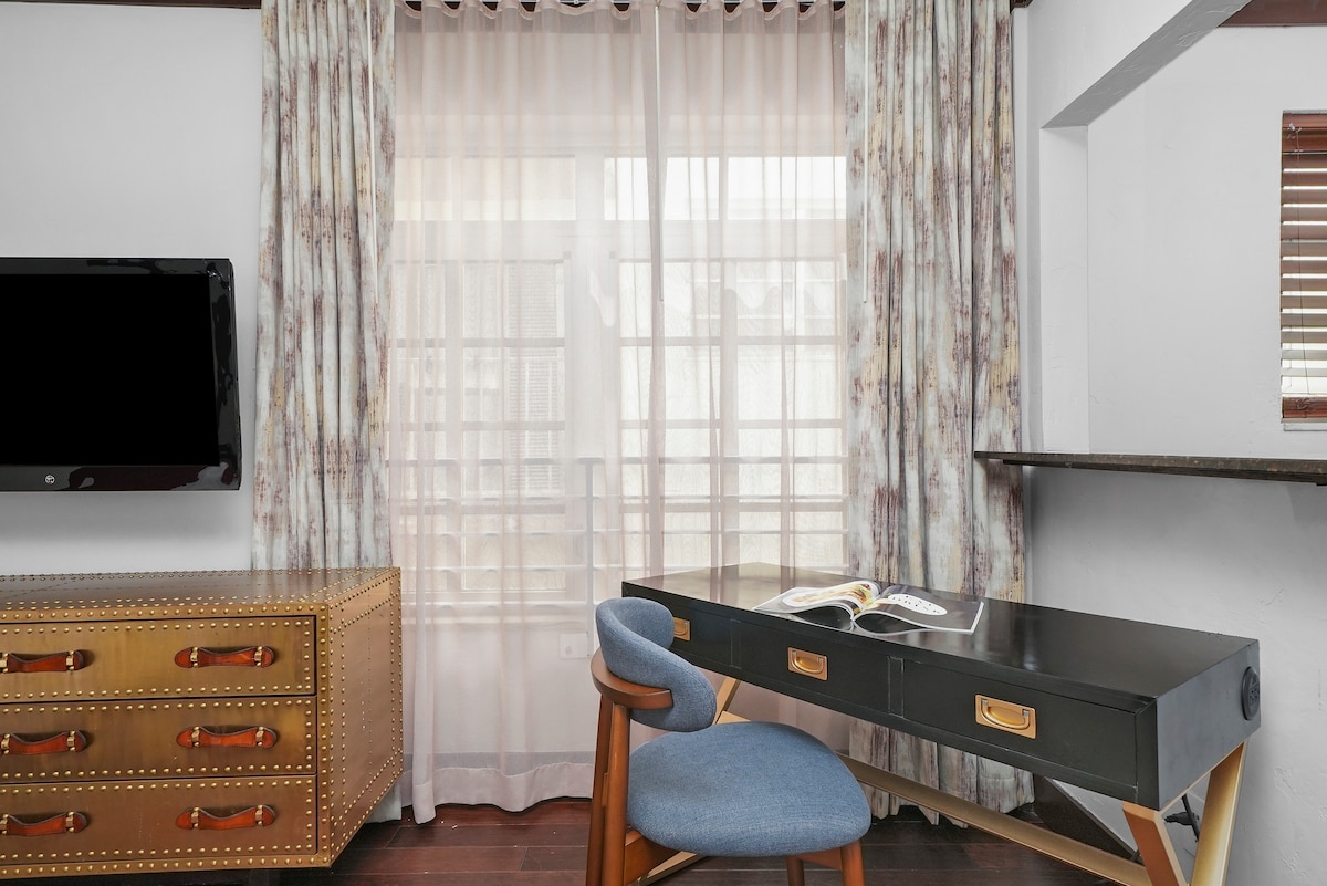 Queen Studio