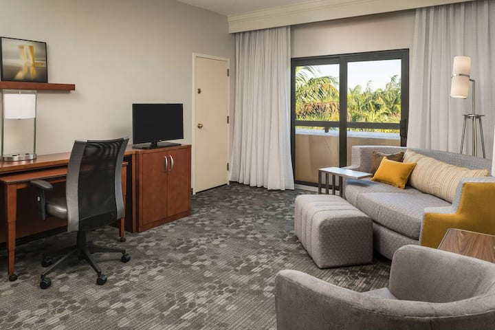 Excellent Location! With Outdoor Pool! - Miami Lakes, FL