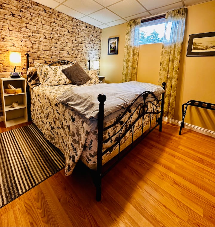 ห้องนอน 2: เตียงควีนไซส์พร้อมฟูกบนหมอนและเครื่องนอนใหม่ โต๊ะข้างเตียงโคมไฟตู้เสื้อผ้าและชั้นวางกระเป๋าเดินทาง (เครื่องนอนจะแตกต่างกันไปตามการเปลี่ยนแปลงของผู้เข้าพักแต่ละคน)