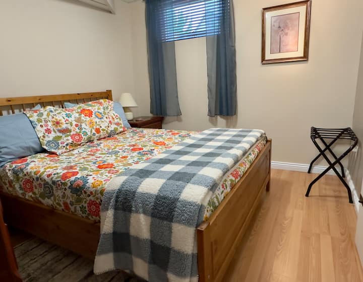 ห้องนอน 1: เตียงควีนไซส์พร้อมฟูกนอนใหม่ (บลูม/เมมโมรี่โฟม) และเครื่องนอนใหม่ โต๊ะข้างเตียงโคมไฟตู้ลิ้นชักตู้เสื้อผ้าและชั้นวางกระเป๋าเดินทาง (เครื่องนอนจะแตกต่างกันไปตามการเปลี่ยนแปลงของผู้เข้าพักแต่ละคน)