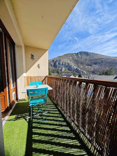 Nature getaway facing the mountains