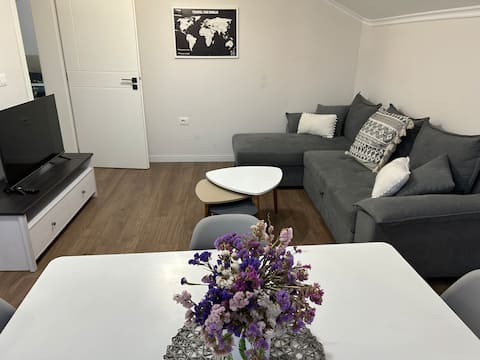 Top Airbnb: Cozy 2BR Apt + garden + Parking in Njësia Bashkiake Nr. 8