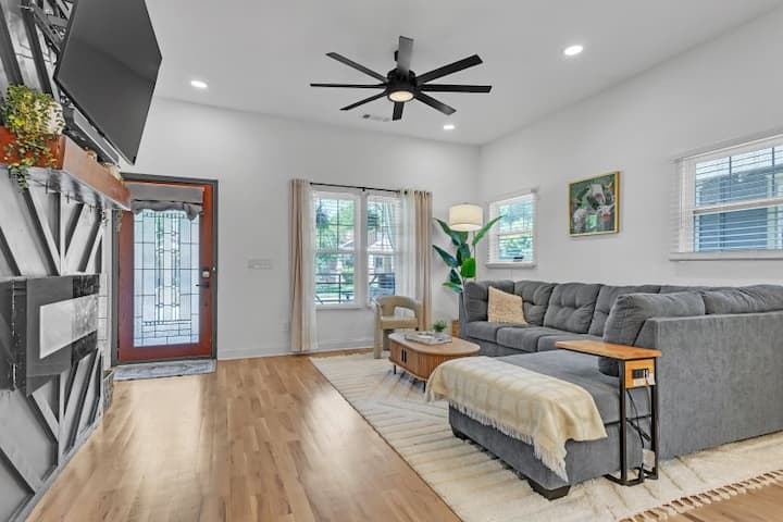 Cozy Bungalow Near Mercedes-benz + Beltline - Atlanta, GA