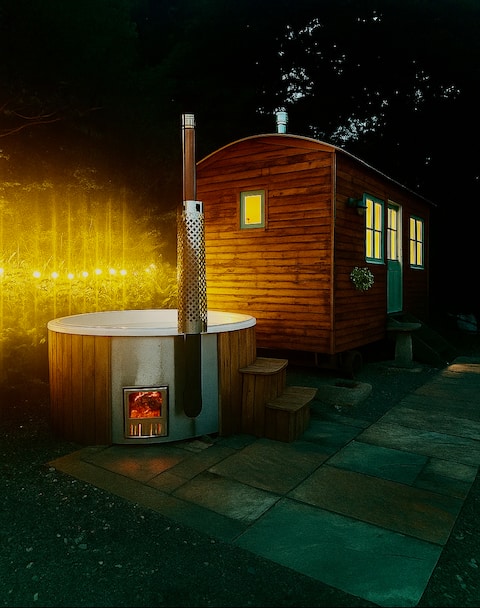 Cosy Shepheds Hut with private wood fire hot tub