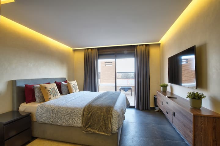 Апартамент със самостоятелна баня и достъп до покрива и външната огнищна яма 
