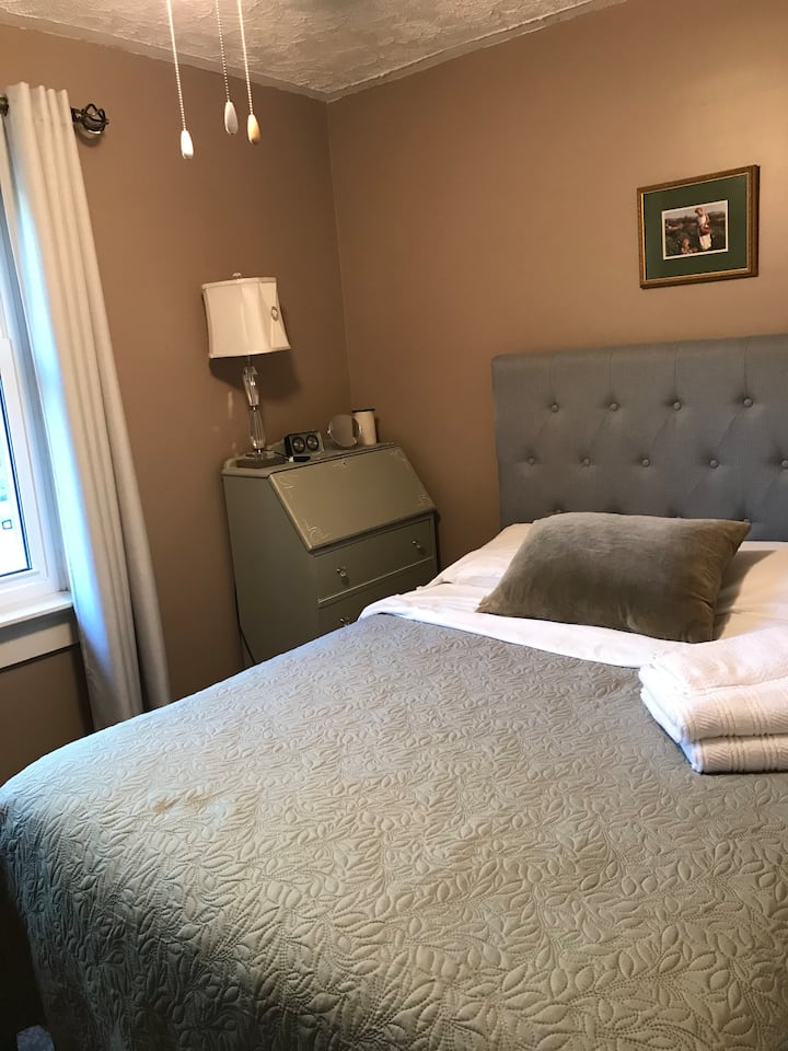 Confortable! Cette chambre fait face à la rue, est plus petite mais a un ventilateur de plafond et un ventilateur sur pied. C'est ici que vous préparez votre thé ou votre café du matin - le réfrigérateur aura du lait et de la crème pour vous. 