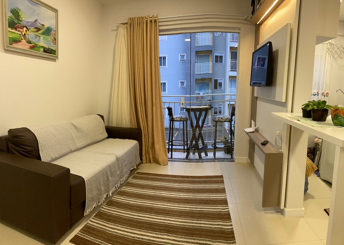 ห้องโถงพร้อมโซฟา สมาร์ททีวีพร้อมช่องสตรีมมิ่งหลายช่อง และห้องสมุดขนาดเล็กที่มีให้บริการสำหรับวันที่ฝนตก 