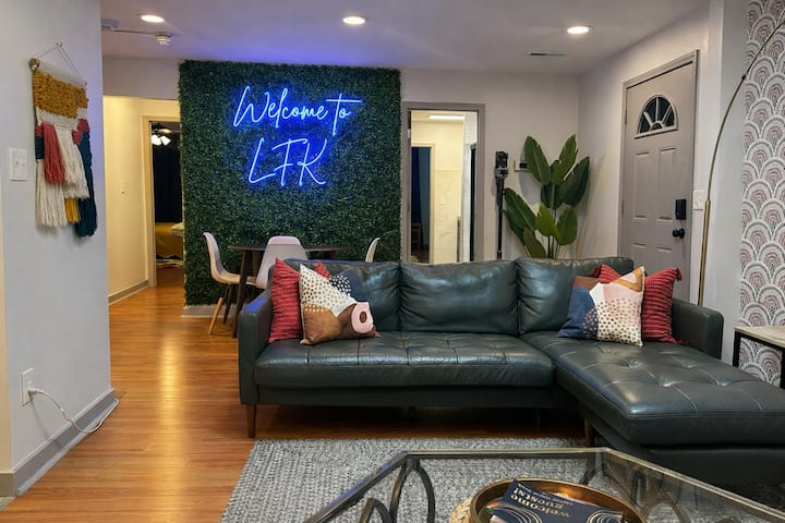 Funkytown Loft: Located On Mass St. - 4 Beds/2 Ba! - Lawrence, KS