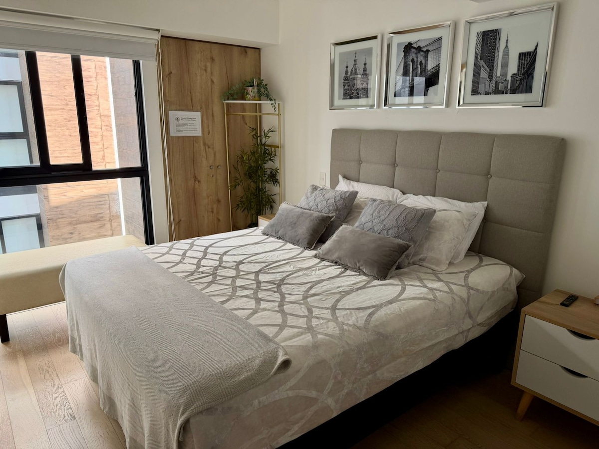 ห้องนอนใหญ่สไตล์มีเตียงควีนไซส์ แท่งเทียน 2 ดอก กระจก ม้านั่ง และตู้เสื้อผ้ากว้างขวาง มีห้องน้ำเต็มรูปแบบส่วนตัวภายในห้องพัก ออกแบบมาเพื่อให้คุณได้รับความสะดวกสบายและความเป็นส่วนตัว