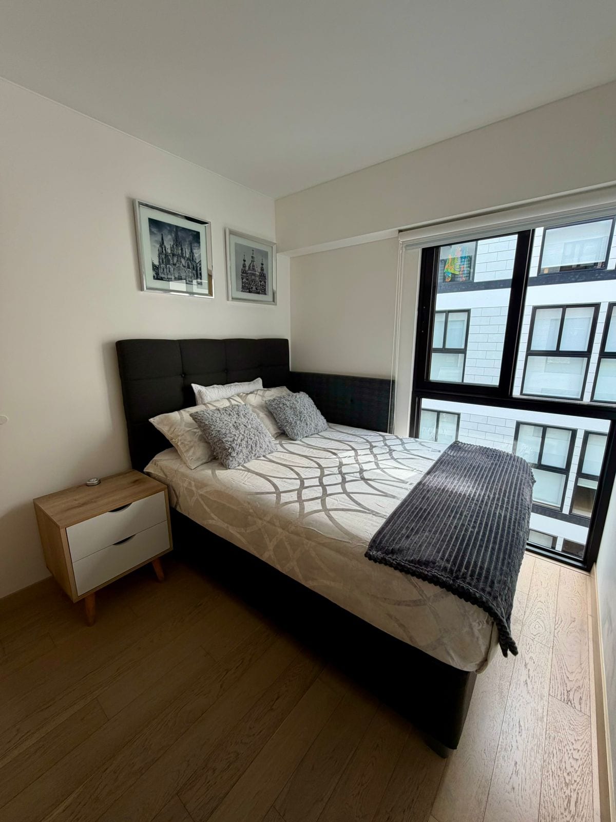 ห้องนอนรองที่อบอุ่นพร้อมเตียงคู่ที่สบายมาก โต๊ะข้างเตียง และตู้เสื้อผ้าขนาดใหญ่ให้คุณได้พักผ่อนอย่างเต็มที่