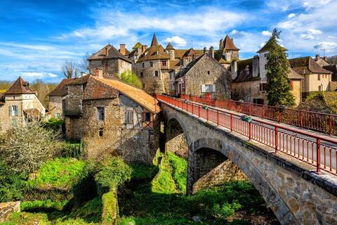Cottages at the foot of the Dordogne