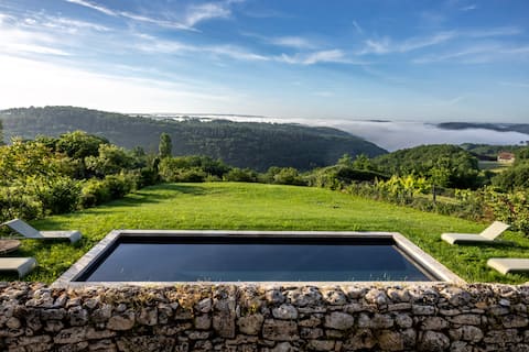 17th-century residence · View of 5 castles · Heated pool