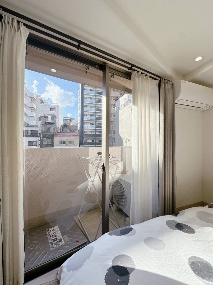 The house has 2 1.1m x 2m single beds, 5-star hotel quality linens, to ensure a comfortable sleep.One side is connected to the balcony, with excellent lighting.