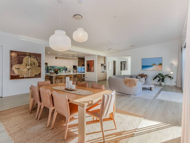 Seascapes- Beachside & Poolside Luxe